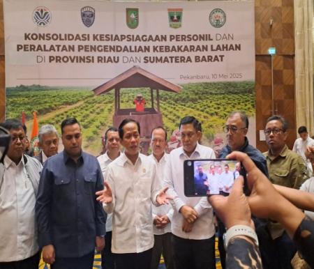 Menteri Lingkungan Hidup (LH) RI, Hanif Faisol Nurofiq pimpin Rakor dan dialog pengendalian Karhutla di Pekanbaru (foto/riki)