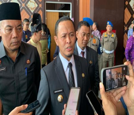 Walikota Pekanbaru, Agung Nugroho usai pelanikan Adi Darma, Direktur RSD Madani (foto/Dini)