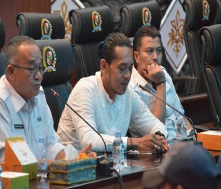 Sekwan DPRD Pekanbaru, Hambali Nanda Manurung melakukan pertemuan bersama puluhan jurnalis (foto/Mimi)