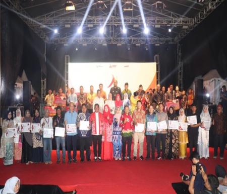 Helat Pelalawan HUT ke-26 ditutup meriah dengan penampilan Silet Open Up dan Diva Aurel. (Foto: Andi Indrayanto)