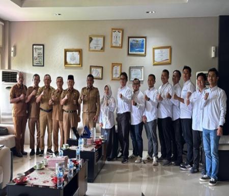 Bupati Pelalawan, Zukri apresiasi komitmen PLN hadirkan listrik di Pulau Mendol.(foto: andi/halloriau.com)