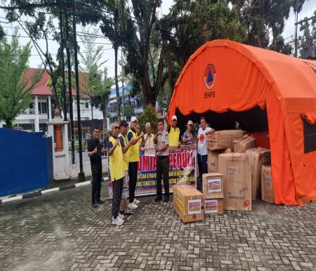 Ketua Umum Komjaki Riau, Sufian, didampingi Wakil Ketua Umum Fauzi Gaus, Sekretaris Umum Puernawan, Bendahara Umum Afrizon dan lainnya menyerahkan bantuan melalui BPBD Riau, Senin (15/12/2025). Foto Ist