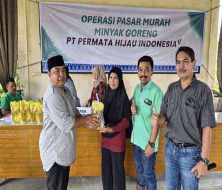 PT PHI Langgam gelar operasi pasar murah minyak goreng ke warga (foto/Andy)