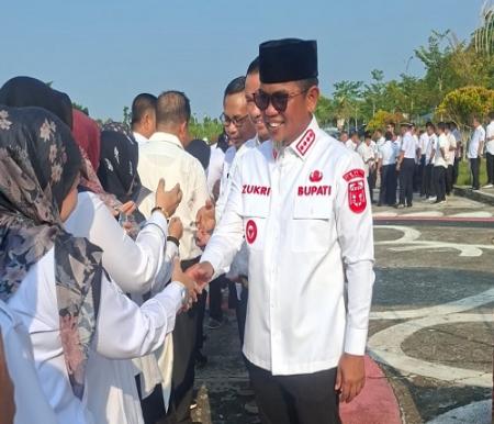 Bupati Pelalawan, Zukri saat halal bihalal bersama ASN Pemkab Pelalawan.(foto: andi/halloriau.com)