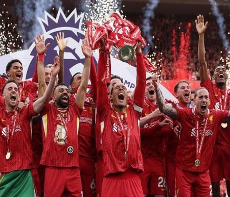 Liverpool angkat trofi juara Liga Inggris di depan fans setelah 35 tahun.(Getty Images/Carl Recine)
