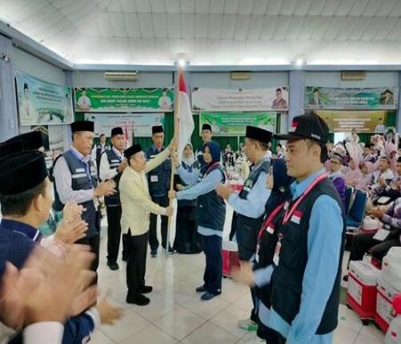 Pelepasan jemaah calon haji dan petugas haji. (Foto: Media Center Riau)