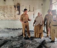 Bupati Kampar tinjau sekolah terbakar.