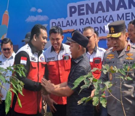 Korwil KSBSI Riau, Juandy Hutauruk (kiri) sampaikan aspirasi ke Gubri Abdul Wahid dalam peringatan May Day 2025 di Pekanbaru (foto/riki)