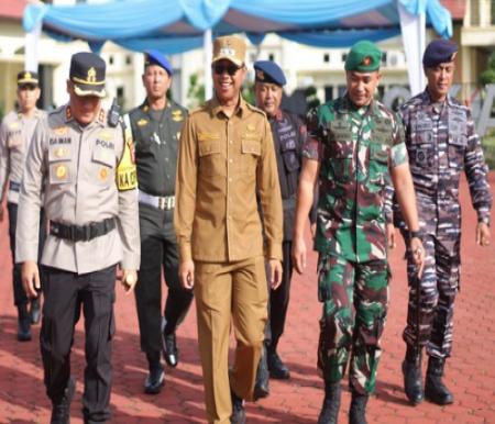 Wabup Rohil, Jhony Charles saat hadiri apel gelar pasukan Operasi Lilin 2025 Rohil.(foto: afrizal/halloriau.com)