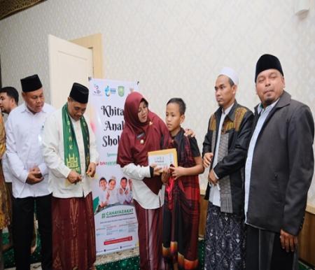 Hari Santri 2025 di menggelar khitan massal, Bupati Afni mengapresiasi Baznas Siak (foto/ist)