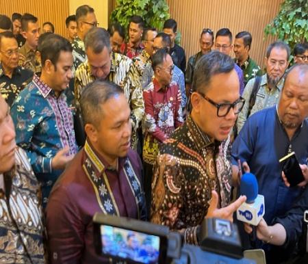 Gubernur Riau, Abdul Wahid usai rapat dengan Wamendagri terkait APBD Riau.(foto: tata/halloriau.com)