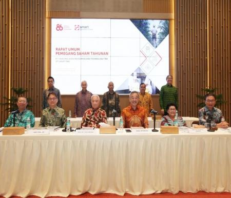 Jajaran direksi dan komisaris emiten CPO Grup Sinarmas PT Sinar Mas Agro Resources and Technology Tbk. (SMAR) dalam Rapat Umum Pemegang Saham Tahunan 2024, Rabu (5/6/2024).