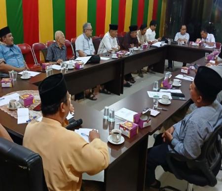 Lembaga Adat Melayu Riau (LAMR) menggelar rapat terkait kondisi terkini Taman Nasional Tesso Nilo (TNTN), di Balai Adat LAMR pada Kamis (19/6/2025). 