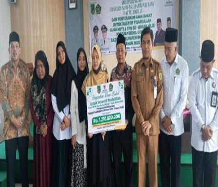 BAZNAS Rokan Hilir menyalurkan dana insentif sebesar Rp1,2 miliar kepada 2.420 guru MDTA dan TPQ. (Foto: Afrizal)