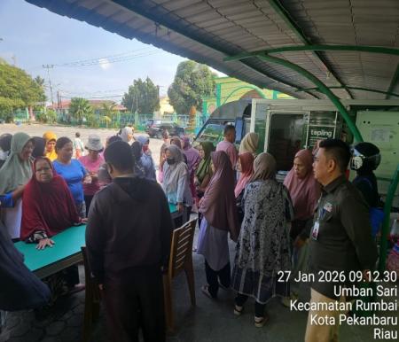 Direktur PT RPB, Ade Putra memantau operasi pasar di Pekanbaru beberapa waktu lalu (foto/ist)