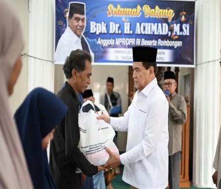 Anggota DPR RI, Achmad menyalurkan 50 paket Sembako untuk dhuafa di Pekanbaru (foto/ist)
