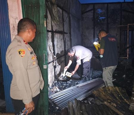 Kasat Reskrim AKP Gian Wiatma Jonimandala, STrK SIK MH bersama personil piket reskrim, dan Inafis Polres Kampar langsung melakakuan identifikasi TKP