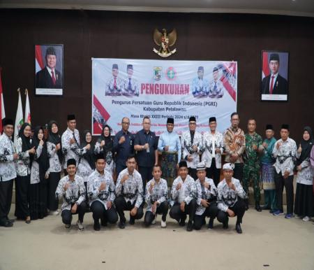 Pengukuhan pengurus PGRI Pelalawan Masa Bakti XXIII Periode 2025–2030 (foto/Andy)