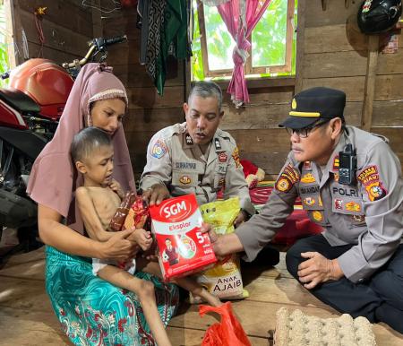 Kapolsek Tebingtinggi Barat Iptu Iskandar Nopianto terlihat langsung menyambangi rumah anak yang mengalami stunting yang berada di wilayah hukumnya