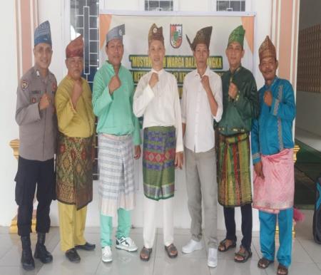 Muhammad Syafii (tengah) terpilih menjadi Ketua RT 02 RW 12 Bambu Kuning (foto/ist)