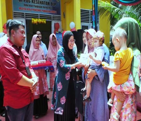 Penyerahan pemberian makanan tambahan untuk balita dan ibu hamil di Posyandu Manggis, BLP Pangkalan Kerinci (foto/ist)