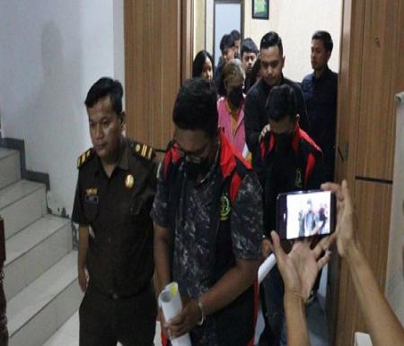 Kejari Rohul tetapkan tiga tersangka kasus korupsi pupuk bersubsidi.(foto: detik.com)
