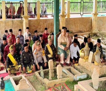 Bupati Zukri ziarah Makam Sultan Pelalawan dalam rangka menyambut Bulan Suci Ramadan 1447 H (foto/Andy)