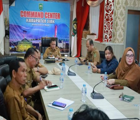 Pj Sekda Siak, Afuzi Asni mengikuti Rakor secara daring membahas pengendalian inflasi 2025 (foto/diana)