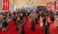Kepsek SMA Negeri 16 Pekanbaru Dr Nurhafni bersama Mahasiswa Pascasarjana Ilmu Komunikasi Unri dalam pelatihan jurnalistik dan pembuatan konten medsos (foto/riki) 