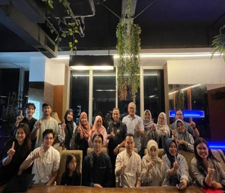 Dokter Spesialis Bedah Toraks, Kardiak, dan Vaskular Eka Hospital Pekanbaru, dr Brilliant SpBTKV dalam kegiatan media gathering dan buka puasa bersama di Sky Lounge Lantai 7 Grand Central Hotel.(foto: meri/halloriau.com)