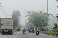 Kabut tebal, jarak pandang hanya berkisar 100 meter (foto/Mimi)