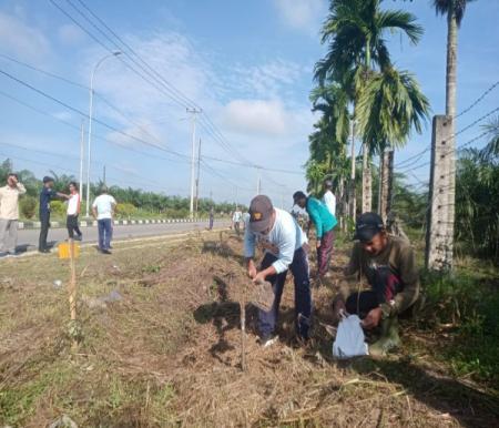 Camat Sentajo Raya bersama Polsek Benai dan Kuantan Tengah tanam ratusan pohon (foto/ultra)