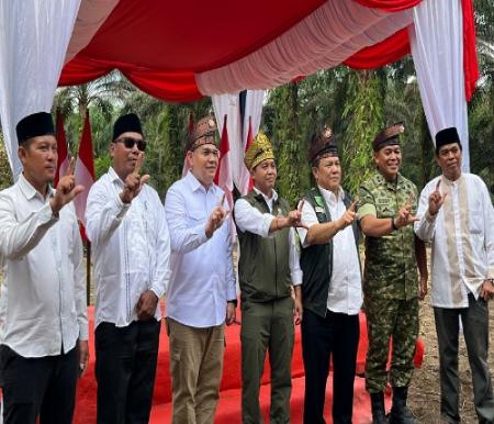 Plt Gubernur Riau, SF Hariyanto memulai pemulihan ekosistem di TNTN Pelalawan.(foto: sri/halloriau.com)