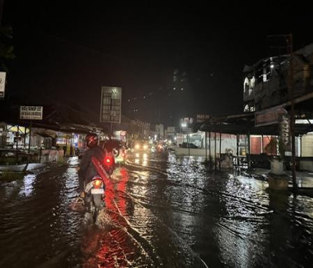 Drainase tak berfungsi, banjir Jalan Paus Pekanbaru tak kunjung surut hingga malam hari (foto/yuni)