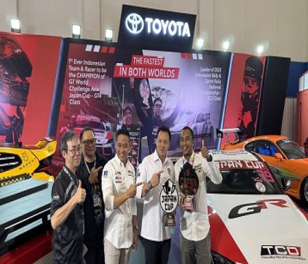 Marketing Planning General Manager PT TAM, Resha Kusuma Atmaja (tengah) serta pembalap GT4  TGRI, Haridarma Manoppo (kanan) bersama Ketua Umum IMI, Moreno Soeprapto (kedua kanan).(foto: istimewa)