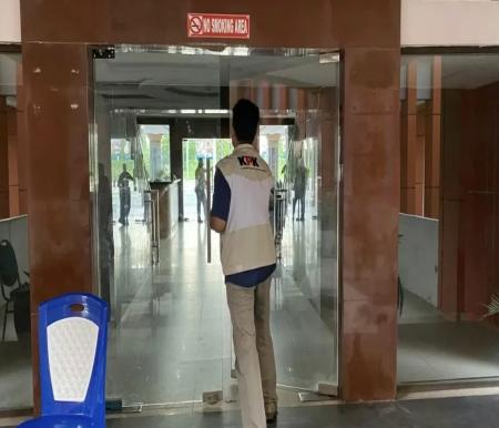 Suasana Tegang, KPK Geledah Ruang Kerja Bupati Inhu Ade Agus