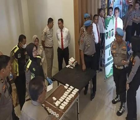 Ribuan personel Polda Riau tes urine serentak hari ini (foto/tribun)
