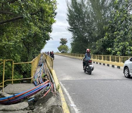Pemilik kabel semrawut di Jembatan Siak 1 atau leighton (foto/Yuni)