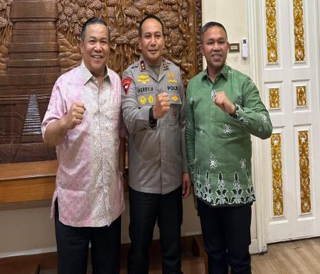 Diterpa isu perpecahan politik, Kapolda Riau Irjen Herry foto kompak bersama Gubri Wahid dan Wagubri SF Hariyanto (foto/Yuni)