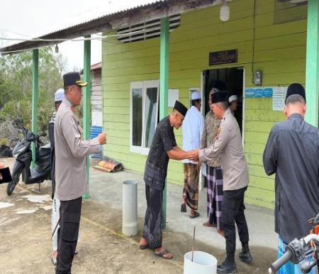 Polisi dan warga Panipahan, Rohil Salat Jumat bersama (foto/afrizal)