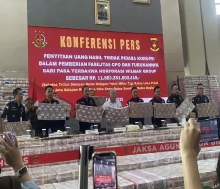 Kejagung menyita uang sebesar Rp11,8 triliun lebih dalam kasus dugaan korupsi pemberian fasilitas CPO dan turunannya dari Korporasi Wilmar Group.