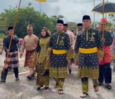 Wakil Bupati, Husni Thamrin dan Kapolres Pelalawan AKBP Afrizal terima gelar kehormatan adat dari LAMR (foto/Andy)