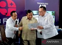 Presiden Prabowo Subianto (tengah) melihat hasil inovasi BRIN dalam pembuatan genteng dengan material ramah lingkungan saat acara pameran hasil inovasi BRIN di halaman tengah Istana Kepresidenan RI, Jakarta, Kamis (6/8/2026). ANTARA/HO-BPMI Sekretariat Presiden.