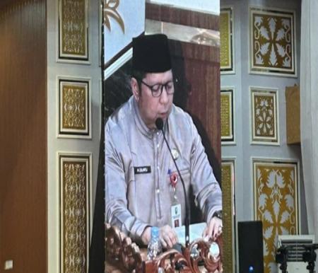 Asisten I Setdaprov Riau, Zulkifli Syukur saat menghadiri Rapat Paripurna di Kantor DPRD Kota Pekanbaru. (Foto: Media Center Riau)