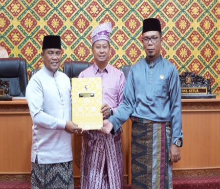 Bupati Zukri hadiri sidang paripurna penandatanganan nota kesepakatan KUA dan PPAS perubahan APBD 2025 (foto/Andy)