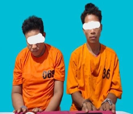 Dua tersangka pengedar narkoba yang ditangkap di wilayah Sorek 1 Pelalawan.(foto: andi/halloriau.com)