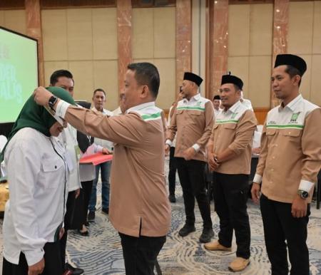 Ketua DPW PKB Riau, Abdul Wahid, melantik Dani Nursalam sebagai Ketua LKP PKB Riau di Hotel Arya Duta, Sabtu malam (18/10/2025).