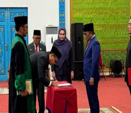 Pelantikan T Zulfan SE sebagai Sekdakab Pelalawan definitif.(foto: andi/halloriau.com)
