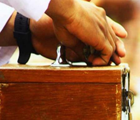 ilustrasi sedekah secara diam-diam.