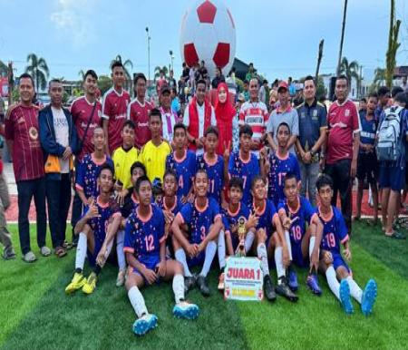 Bupati Pelalawan H. Zukri secara resmi menutup Turnamen Mini Soccer Tingkat SMP/MTs se-Kabupaten Pelalawan 2025. (Foto: Andi Indrayanto)